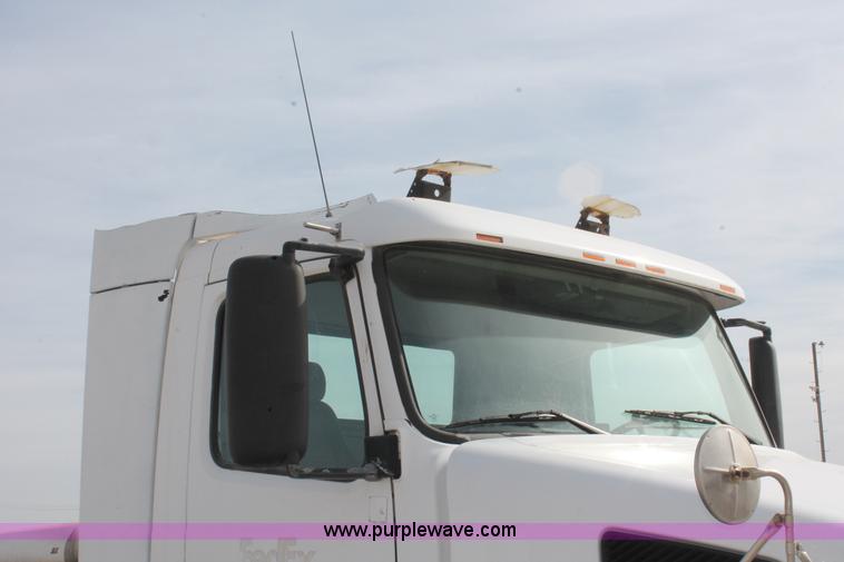 image for item H8318 2003 Volvo VNL semi truck