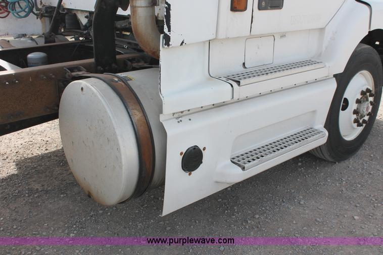 image for item H8318 2003 Volvo VNL semi truck