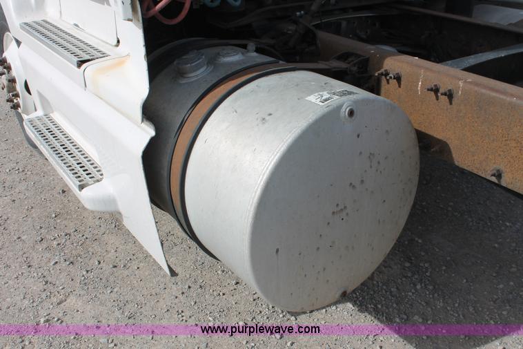 image for item H8318 2003 Volvo VNL semi truck