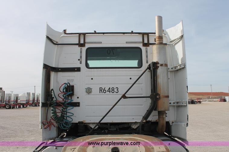 image for item H8318 2003 Volvo VNL semi truck