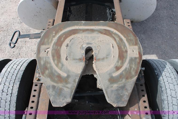 image for item H8318 2003 Volvo VNL semi truck