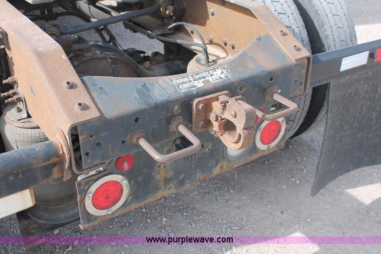 image for item H8318 2003 Volvo VNL semi truck