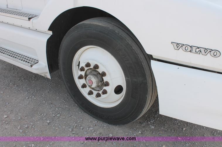 image for item H8318 2003 Volvo VNL semi truck