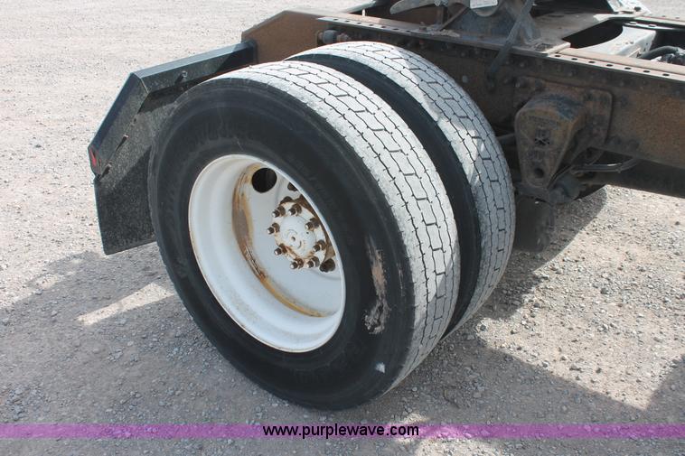 image for item H8318 2003 Volvo VNL semi truck