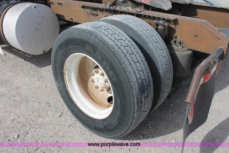 image for item H8318 2003 Volvo VNL semi truck