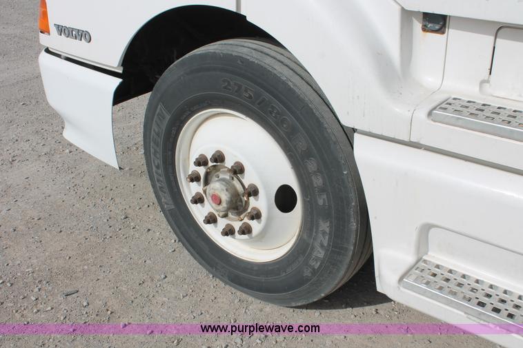 image for item H8318 2003 Volvo VNL semi truck