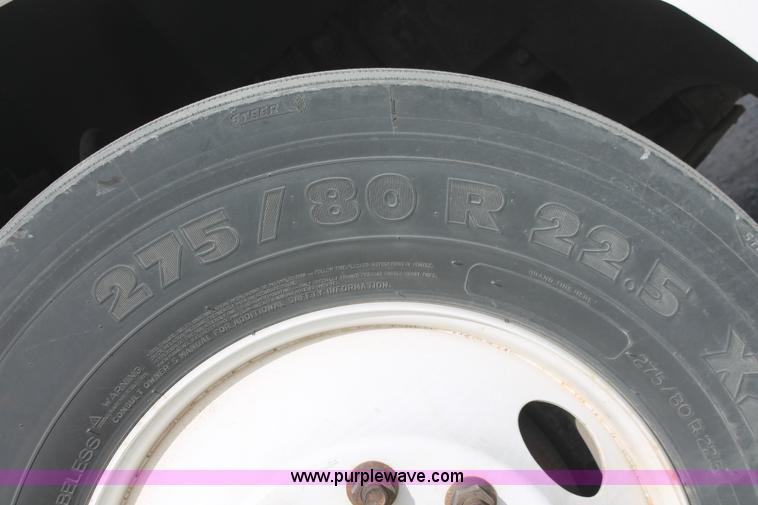 image for item H8318 2003 Volvo VNL semi truck