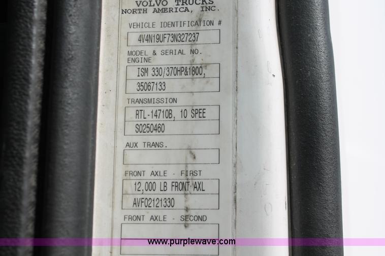 image for item H8318 2003 Volvo VNL semi truck