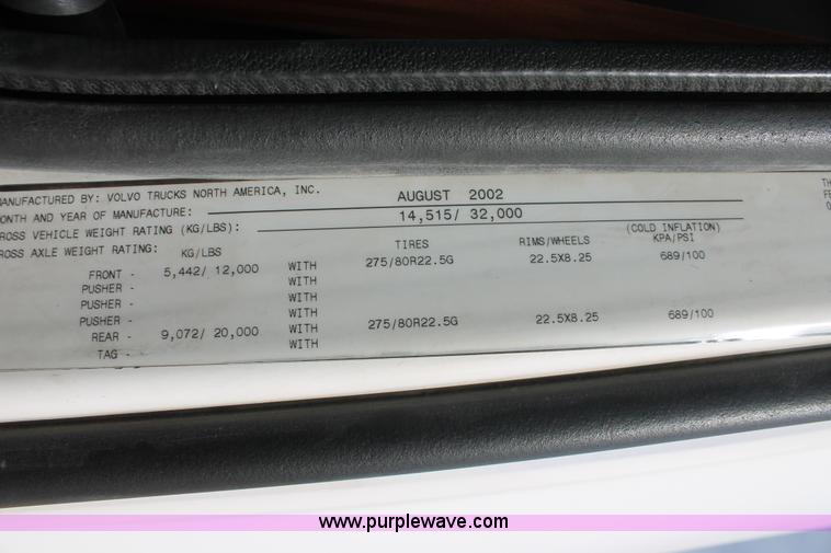 image for item H8318 2003 Volvo VNL semi truck