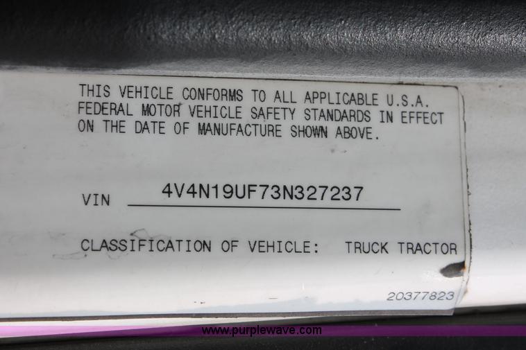 image for item H8318 2003 Volvo VNL semi truck