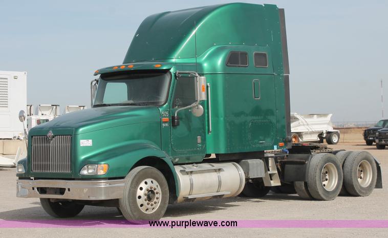 image for item H8319 2005 International 9400i semi truck
