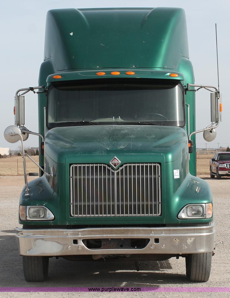 image for item H8319 2005 International 9400i semi truck