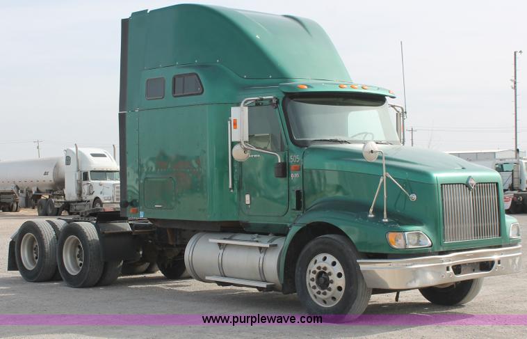 image for item H8319 2005 International 9400i semi truck
