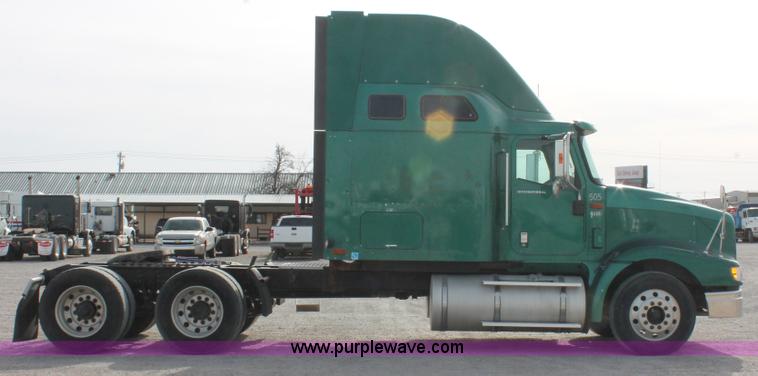 image for item H8319 2005 International 9400i semi truck