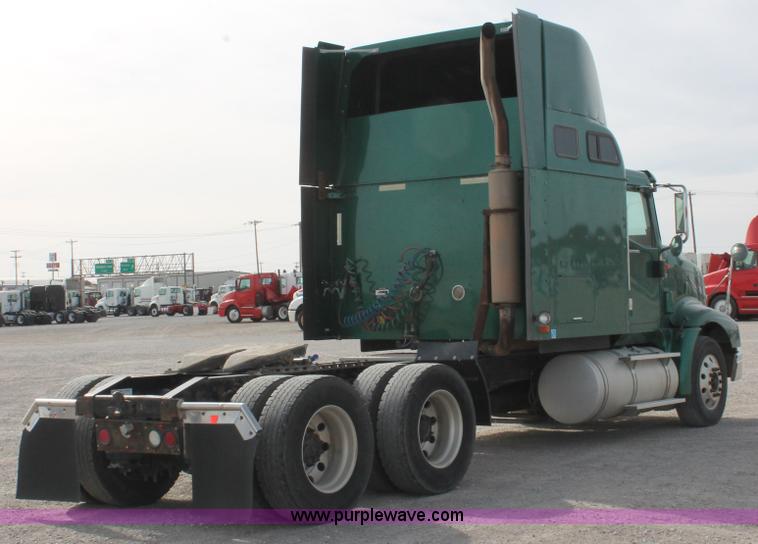 image for item H8319 2005 International 9400i semi truck