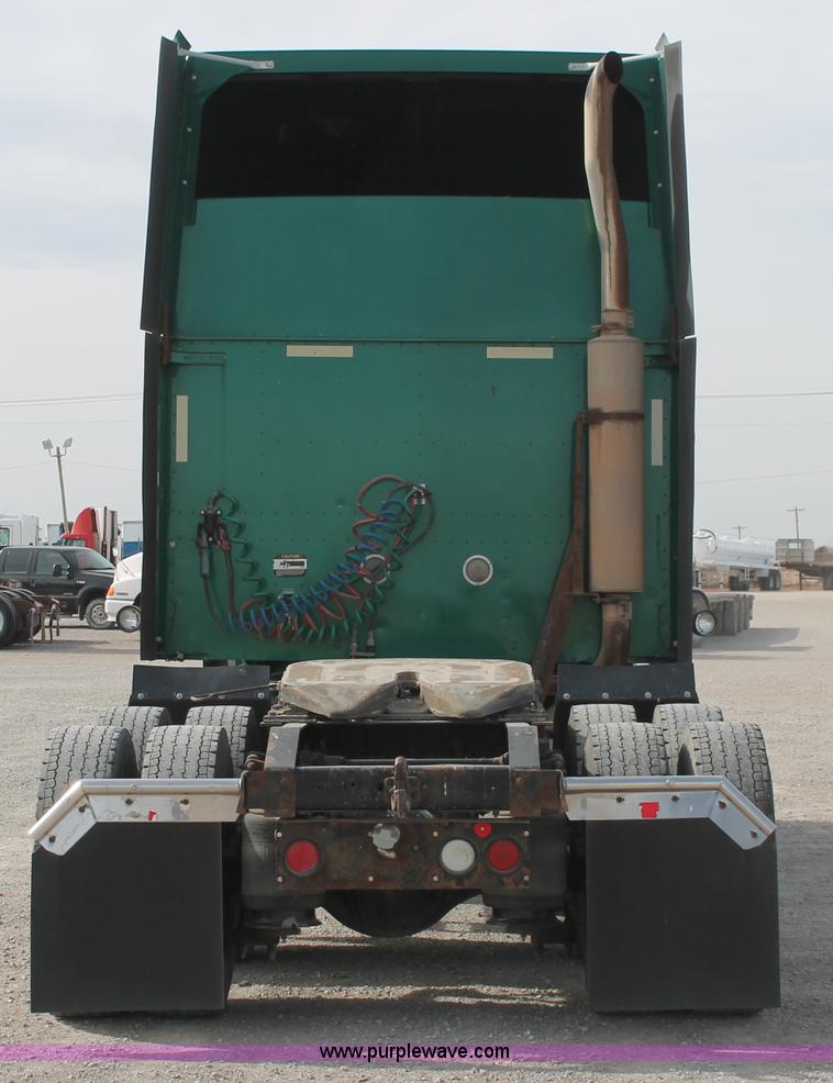 image for item H8319 2005 International 9400i semi truck