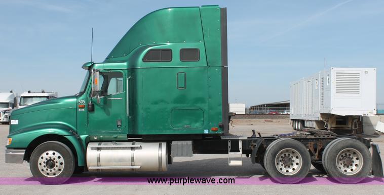 image for item H8319 2005 International 9400i semi truck