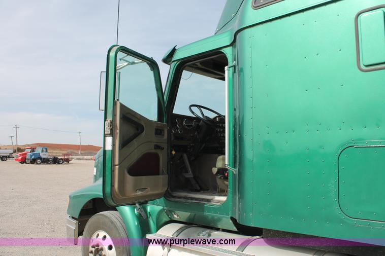 image for item H8319 2005 International 9400i semi truck