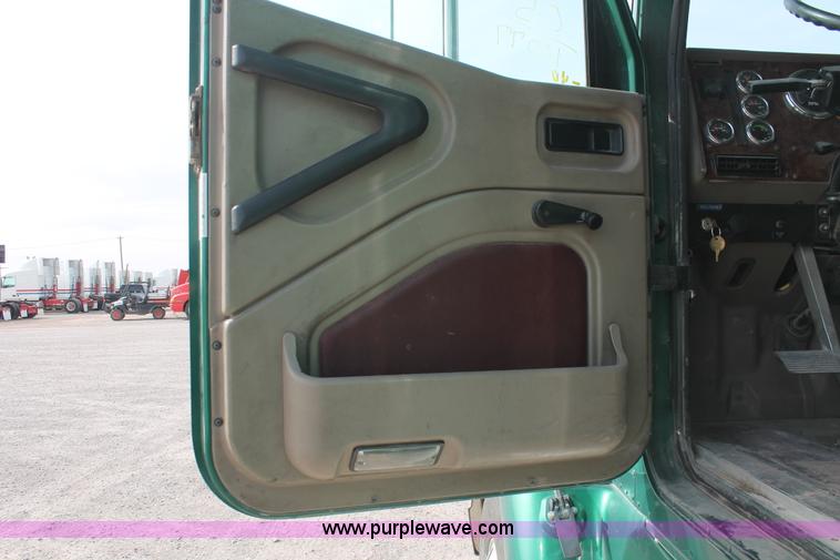 image for item H8319 2005 International 9400i semi truck