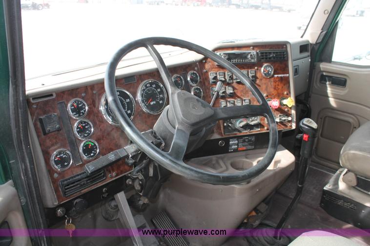 image for item H8319 2005 International 9400i semi truck