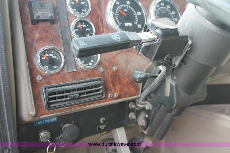 image for item H8319 2005 International 9400i semi truck