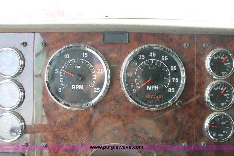 image for item H8319 2005 International 9400i semi truck