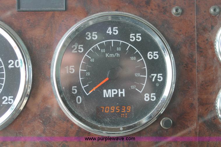 image for item H8319 2005 International 9400i semi truck