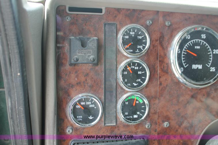 image for item H8319 2005 International 9400i semi truck