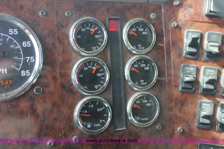 image for item H8319 2005 International 9400i semi truck