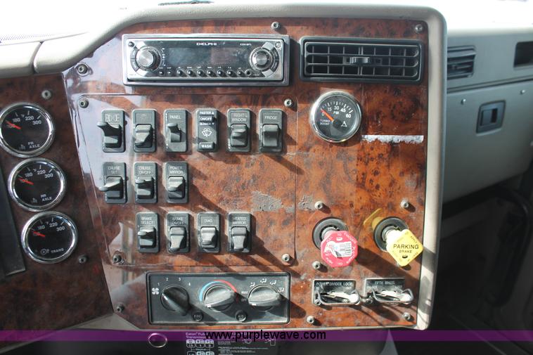 image for item H8319 2005 International 9400i semi truck