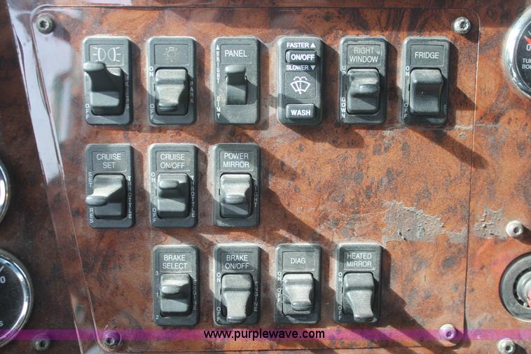 image for item H8319 2005 International 9400i semi truck