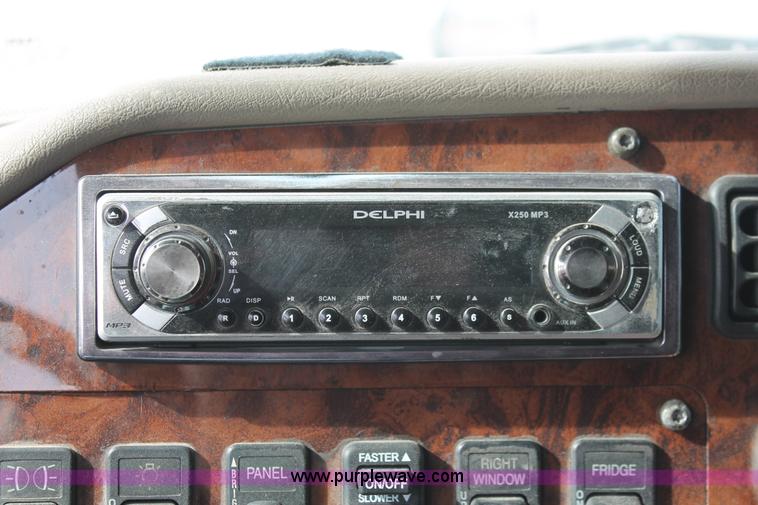 image for item H8319 2005 International 9400i semi truck