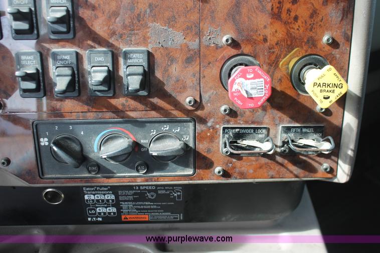 image for item H8319 2005 International 9400i semi truck