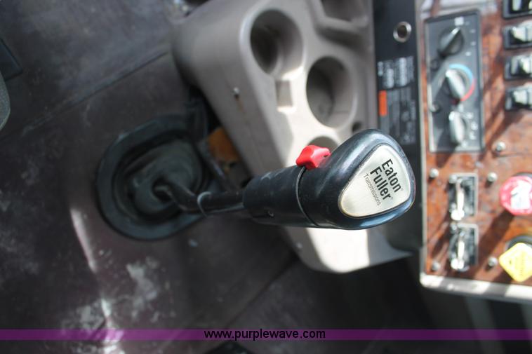 image for item H8319 2005 International 9400i semi truck