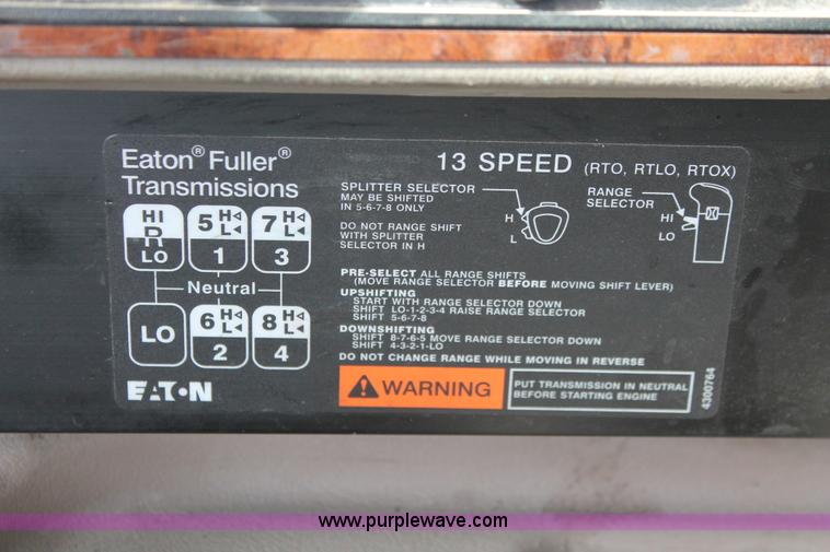 image for item H8319 2005 International 9400i semi truck