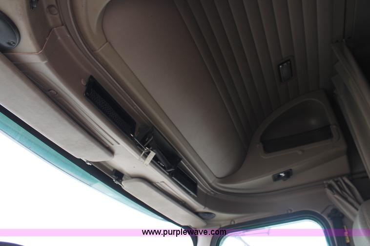 image for item H8319 2005 International 9400i semi truck