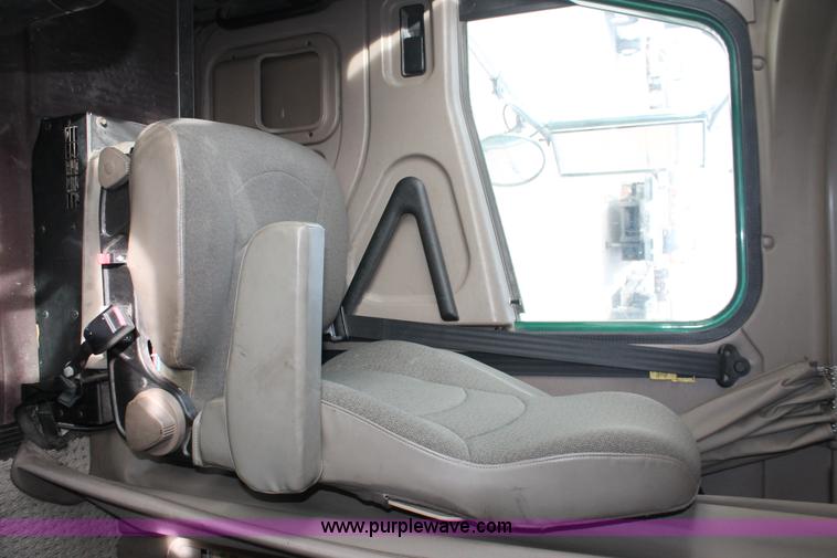 image for item H8319 2005 International 9400i semi truck