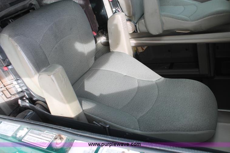 image for item H8319 2005 International 9400i semi truck