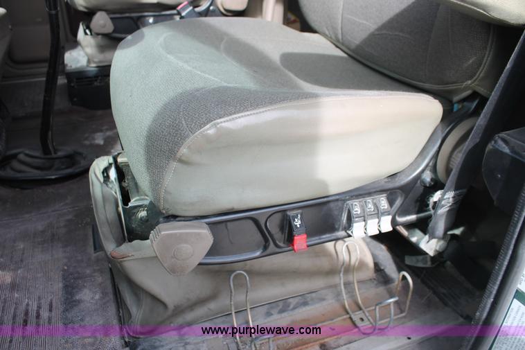 image for item H8319 2005 International 9400i semi truck