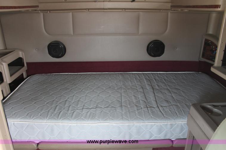 image for item H8319 2005 International 9400i semi truck