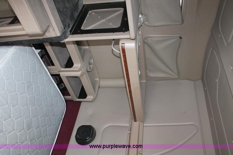 image for item H8319 2005 International 9400i semi truck