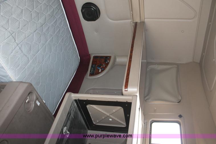 image for item H8319 2005 International 9400i semi truck