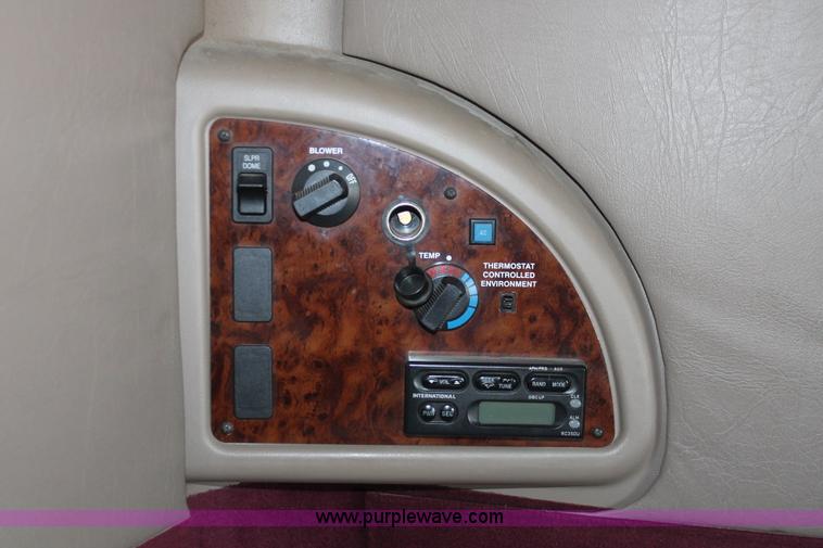 image for item H8319 2005 International 9400i semi truck