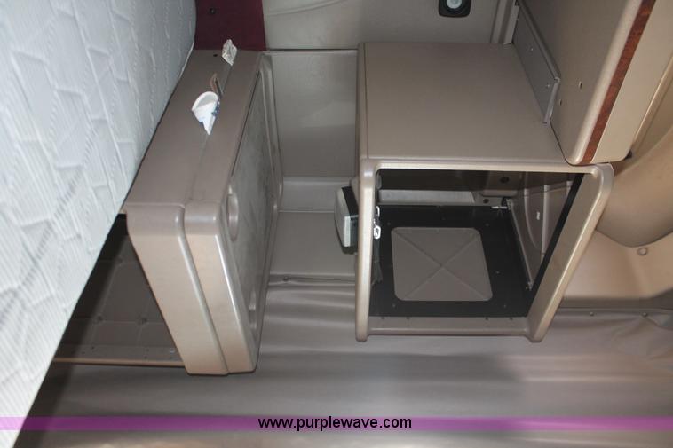 image for item H8319 2005 International 9400i semi truck