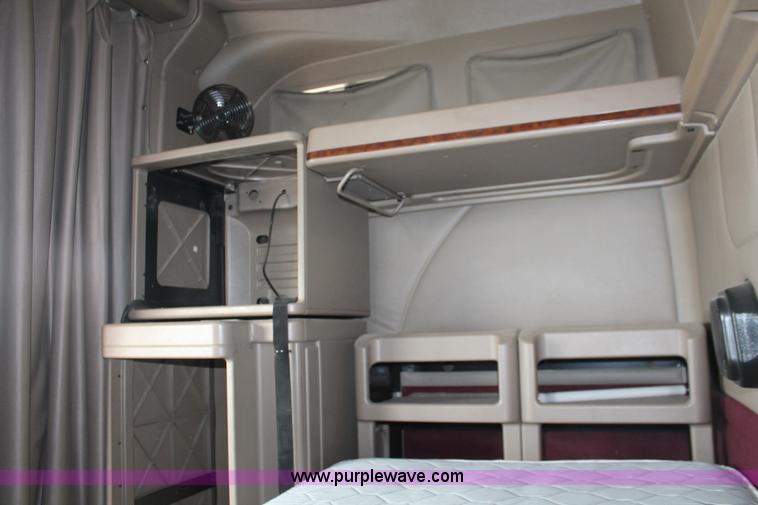 image for item H8319 2005 International 9400i semi truck