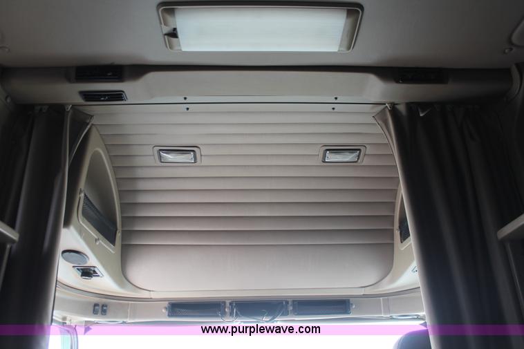 image for item H8319 2005 International 9400i semi truck