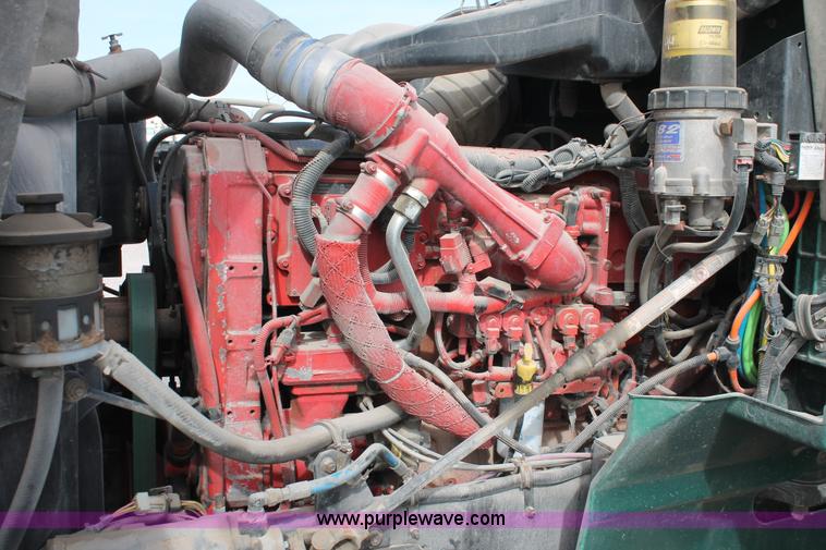 image for item H8319 2005 International 9400i semi truck