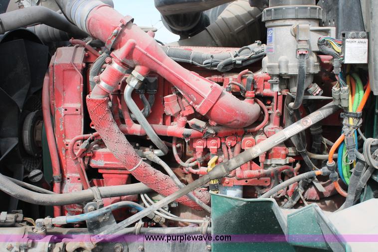 image for item H8319 2005 International 9400i semi truck