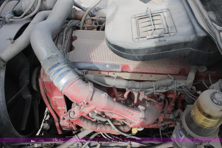 image for item H8319 2005 International 9400i semi truck