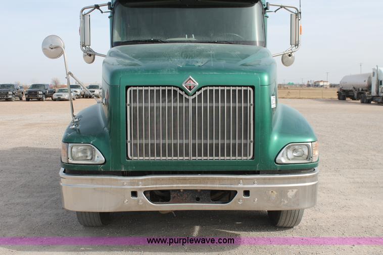 image for item H8319 2005 International 9400i semi truck